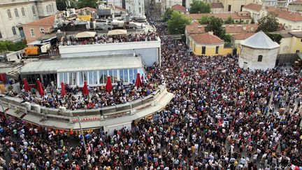 Des manfiestants pendant une manifestation place Taksim, &agrave; Istanbul (Turquie), le 29 juin 2013. (GURCAN OZTURK / AFP)