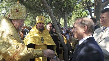 Le président russe Vladimir Poutine (à droite), avec derrière lui son homologue ukrainien Viktor Yanoukovitch, assiste à un office religieux à Sébastopol (Crimée) en Ukraine, le 28 juillet 2013. (Reuters - RIA Novosti)