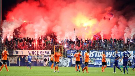 Les supporters de Bastia lors du match Bastia-Ch&acirc;teauroux, le 23 avril 2012 au stade de&nbsp;Furiani, en Haute-Corse. (PASCAL POCHARD-CASABIANCA / AFP)