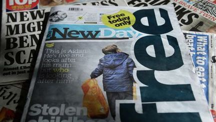 La «Une» du nouveau quotidien «The New Day» le 29 février 2016 au milieu de ses confrères et notamment concurrents. Le journal était gratuit «seulement ce jour-là», précise le journal.  (AFP - DANIEL SORABJI )