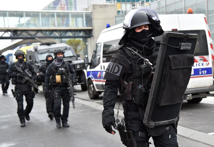 Des hommes du Raid à l'aéroport d'Orly (Val-de-Marne), le 18 mars 2017. (MUSTAFA YALCIN / ANADOLU AGENCY / AFP)