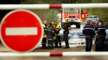 Pompiers, plongeurs et gendarmes recherchent une femme disparue dans le gu&eacute; de Nefiach pr&egrave;s de Millas, &agrave; proximit&eacute; de Perpignan, lundi 7 novembre 2011. (PHILIPPE ROUAH / L'INDEPENDANT / MAXPPP)