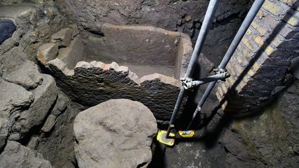 Cette photo montre une tombe ancienne qui appartiendrait au fondateur de Rome Romulus à la Curie-Comitium de Rome. Ce sarcophage en pierre du 6e siècle avant JC, avec un autel circulaire, a été découvert sous le Forum au cœur de la capitale italienne (HANDOUT / ARCHAEOLOGICAL PARK OF THE COLOS)