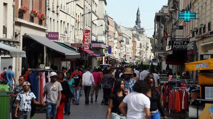 Une rue commer&ccedil;ante de Saint-Denis (Seine-Saint-Denis), au nord de Paris, le 23 ao&ucirc;t 2013. (THOMAS SAMSON / AFP)