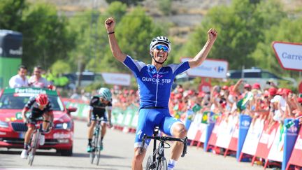 Le Français Julian Alaphilippe remporte la 8e étape de la Vuelta, à Xorret de Cati (Espagne), le 26 août 2017.&nbsp; (YUZURU SUNADA / BELGA MAG / AFP)