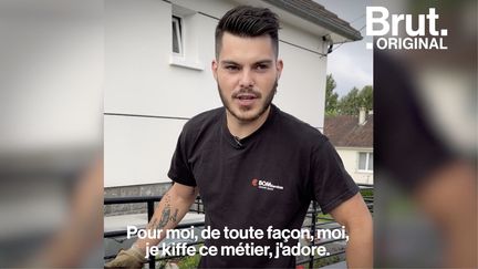 Jimmy a 25 ans et travaille comme éboueur à Vire, en Normandie. Sur TikTok, il filme son quotidien et donne une autre image de son métier. Brut l'a suivi pendant sa tournée.