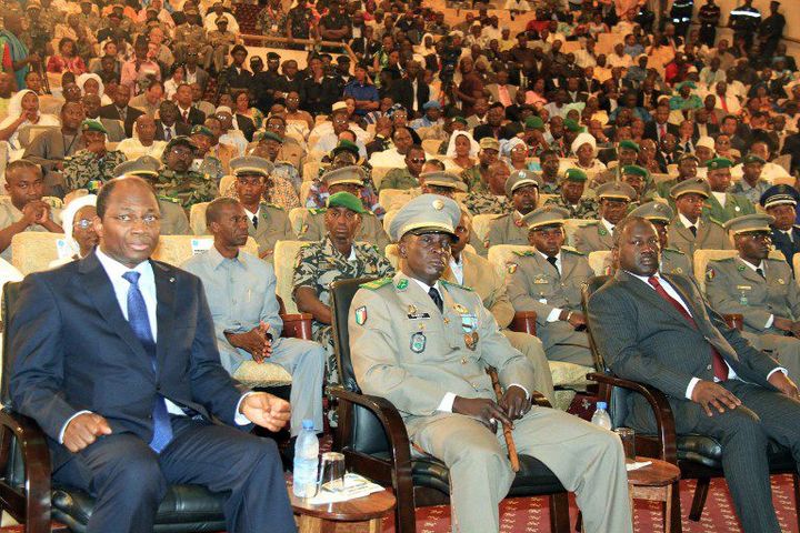 Amadou Sanogo (premier rang au milieu) au cours de la cérémonie d'installation du président par intérim, Dioncounda Traoré, le 12 avril 2012 à Bamako. (Photo AFP/Habibou Kouyate)