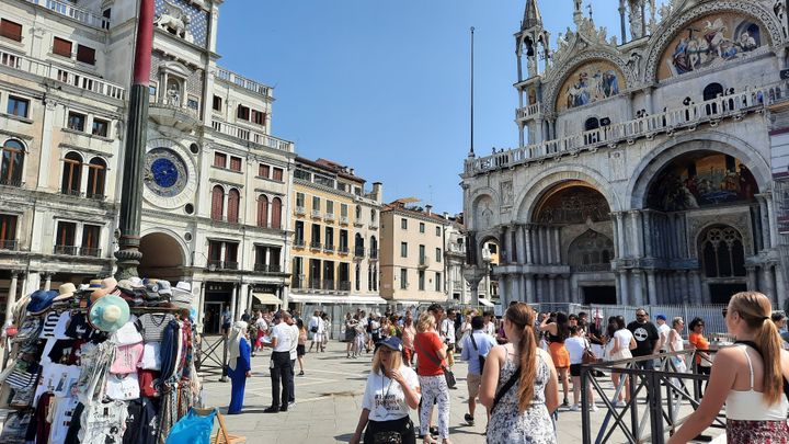 Les touristes sont revenus en masse place Saint-Marc. Juin 2022 (BRUCE DE GALZAIN / RADIO FRANCE)