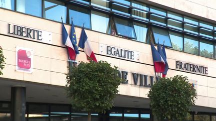 Mort d'Elizabeth II : certains maires refusent de mettre leurs drapeaux en berne (FRANCE 3)