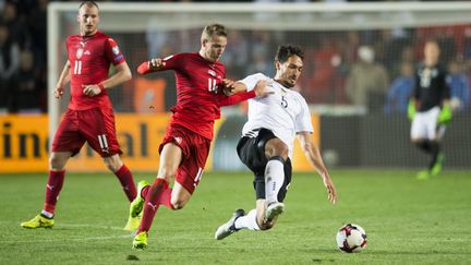 Mats Hummels prend le meilleur sur deux défenseurs tchèques (ROBERT MICHAEL / AFP)