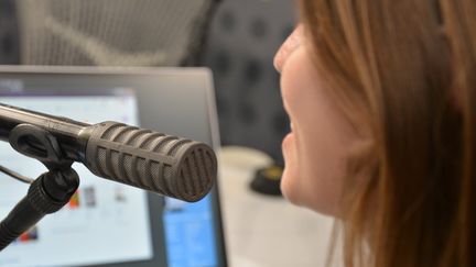 Une femme parle dans un micro. (JEAN-CHRISTOPHE BOURDILLAT / FRANCEINFO / RADIO FRANCE)