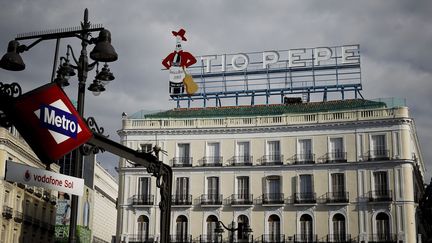 La célèbre enseigne Tio Pepe, retirée de la place de la Puerta del Sol à Madrid, est de retour (22 avril 2014)
 (Emilio Naranjo /EPA / MAXPPP)