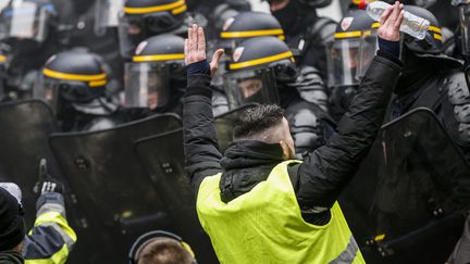 Un commandant divisionnaire de police de Toulon a été filmé samedi 5 janvier en train de frapper des manifestants&nbsp;en marge de la mobilisation des gilets jaunes. (GEOFFROY VAN DER HASSELT / AFP)