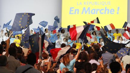 Des partisans de La République en marche lors d'un meeting du mouvement, le 8 juillet 2017 à Paris.&nbsp; (FRANCOIS GUILLOT / AFP)