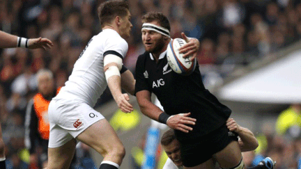 Le All Black Kieran Read plaqué par le duo Chris Ashton et Owen Farrell (Angleterre)