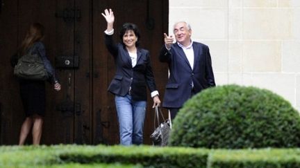 Dominique Strauss-Kahn et Anne Sinclair devant leur domicile, place des Vosges à Paris, le 4 septembre 2011. (AFP - MIGUEL MEDINA)