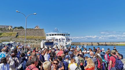 À&nbsp;Belle-Ile-en-Mer dans le Morbihan, les touristes sont plus nombreux que l’année dernière, le 1er juillet 2020. (LEO TESCHER / FRANCEINFO)