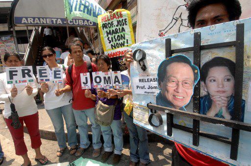 Des soutiens de Jose Maria Sison à Manille le 6 septembre 2007. Ils protestent contre l'arrestation du leader communiste aux Pays-Bas. Il est soupçonné d'avoir ourdi le meurtre de trois anciens alliés politiques. (JAY DIRECTO / AFP)