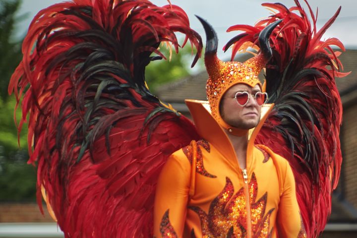 La fameuse tenue de diable orange, à cornes et ailes, que porte l'acteur Taron Egerton dans le biopic sur Elton John Rocketman. (DAVID APPLEBY / GAVIN BOND / PARAMOUNT PICTURES)