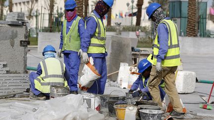 Des ouvriers de l'entreprise QDVC, sous-traitant de Vinci, sur un chantier &agrave; Doha (Qatar), le 24 mars 2015. (AL-WATAN DOHA)