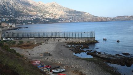 Des migrants pénètrent sur le territoire espagnol de Ceuta, le 30 août 2019. (ANTONIO SEMPERE / AFP)