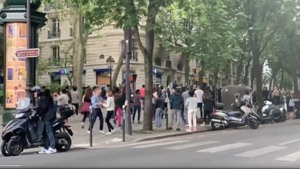 Capture d'écran d'une vidéo diffusée&nbsp;sur Twitter, le 25 avril 2020, montrant des Parisiens qui dansent dans la rue malgré le confinement. (CORENTIN CHRETIEN-DROZ / TWITTER)