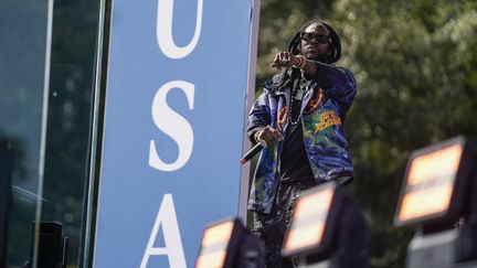 Le rappeur américain 2 Chainz se produit pendant un meeting deKamala Harris à Atlanta (Georgie) le 2 novembre 2024. (ELIJAH NOUVELAGE / AFP)