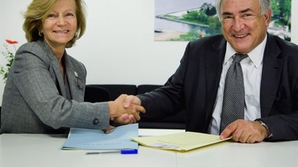 Le directeur du FMI, Dominique Strauss-Kahn et la ministre espagnole de l'Economie, Elena Salgado Mendez - 05/10/09 (AFP Stephen Jaffe)