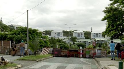 Trois nuits d'affilée, Nouméa a été secoué par des heurts et des émeutes. Jeudi 16 mai, des habitants continuent de s'organiser en Nouvelle-Calédonie pour se défendre face aux émeutiers.