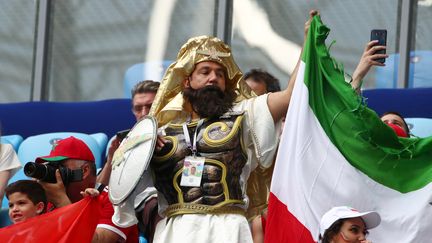 Les supporters iraniens ont convoqué leurs meilleurs guerriers perses pour l'occasion. Cela a payé, puisque leur équipe a battu le Maroc dans les dernières minutes, vendredi 15 juin à Saint-Pétersbourg. (MICHAEL DALDER / REUTERS)