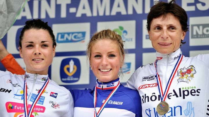 La nouvelle g&eacute;n&eacute;ration&nbsp;avec, de gauche &agrave; droite,&nbsp;Audrey Cordon,&nbsp;Pauline Ferrand&nbsp;et Edwige Pitel, le 21 juin 2012 lors des championnats de France &agrave; Saint-Amand-les-Eaux (Nord). (PHILIPPE HUGUEN / AFP)