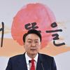 Le président élu de Corée du Sud, Yoon Suk-yeol, lors d'une conférence de presse à Séoul, le 20 mars 2022. (JUNG YEON-JE / POOL / AFP)