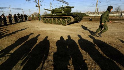 Des chars russes arrivent pr&egrave;s de Simferopol&nbsp;en Crim&eacute;e, le 31 mars 2014. (YANNIS BEHRAKIS / REUTERS)