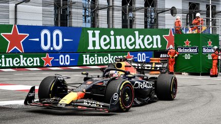 Max Verstappen en tête du Grand Prix de Monaco, le 28 mai 2023. (JEFF PACHOUD / AFP)