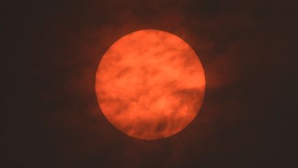 Un soleil rouge est observé au-dessus d'Exeter, au Royaume-Uni, le 16 octobre 2017. (TOBY MELVILLE / REUTERS)