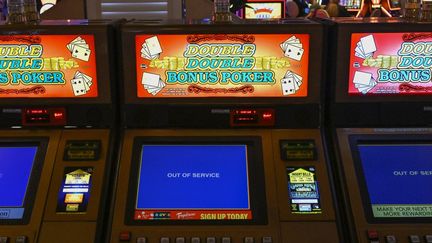 Une machine de vidéo de poker affiche un message de mise hors service à l'intérieur du Tropicana Las Vegas (Etats-Unis), le 29 mars 2024. (DAVID BECKER / GETTY IMAGES NORTH AMERICA / AFP)