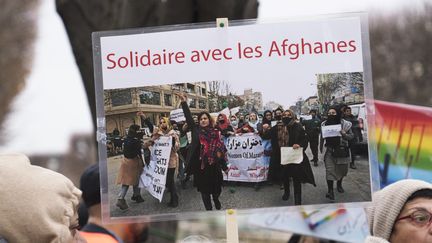 Lors d'une manifestation en soutien aux peuples iranien, afghan, syrien et ukrainien, le 27 novembre 2022, à Paris. (FIORA GARENZI / HANS LUCAS / AFP)