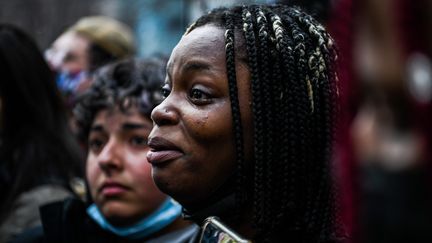 Une femme est en larmes après avoir appris le verdict, à Minneapolis. (CHANDAN KHANNA / AFP)