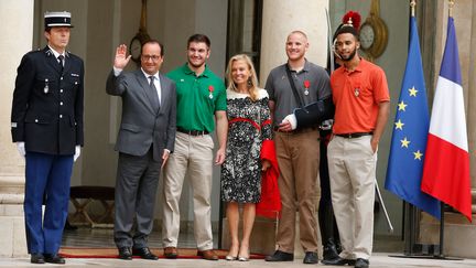 &nbsp; (François Hollande avec quatre des héros du Thalys et l'ambassadrice des Etats-Unis en France © MaxPPP)