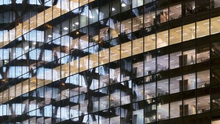 Des immeubles de bureaux restés allumés la nuit, à Paris, le 30 octobre 2014.&nbsp; (ESCHCOLLECTION / STONE RF / GETTY IMAGES)