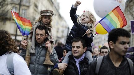 Deux manifestants et leurs filles &agrave; la manifestation en faveur du "Mariage pour tous" &agrave; Paris, le 16 d&eacute;cembre 2012. (LIONEL BONAVENTURE / AFP)