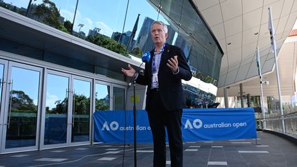 Craig Tiley prend la parole à l'occasion d'une conférence de presse, le 12 février 2021. (SAEED KHAN / AFP)