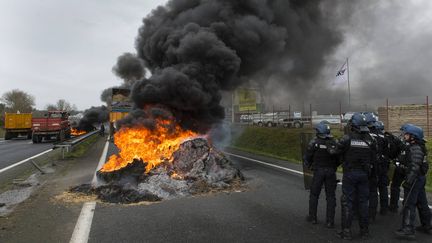 Des gendarmes sont déployés lors du blocage de la RN 12 par des agriculteurs, le 21 janvier 2016, dans les Côtes-d'Armor. (MAXPPP)