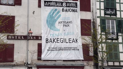 Une bannière sur une façade de Bayonne avant la manifestation qui doit se tenir samedi 8 mai pour marquer la restitution définitive des armes de l’ETA aux autorités françaises. (IROZ GAIZKA / AFP)