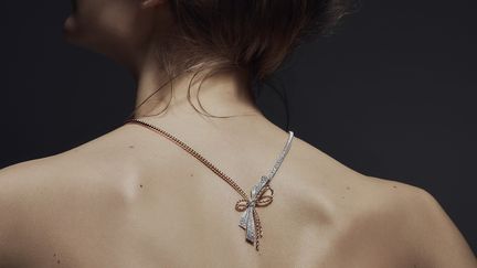 "Insolence" est le nom de la collection de haute joaillerie et de joaillerie précieuse de Chaumet shootée par Karen Collins et exposée au sein d’une galerie d’art éphémère installée au 12, place Vendôme. Les clichés de la photographe américaine racontent la féminité et la sensualité de cette collection. Hérités des rubans chers à la reine Marie-Antoinette et des guirlandes joaillières de la Belle Époque, les noeuds symbolisent l’attachement affectif et amoureux dans la tradition des bijoux de sentiment. Ici, c'est la rencontre d’un ruban de diamants et d’une cordelette torsadée en or rose, s’enroulant, se nouant et se défaisant.
 (Chaumet)