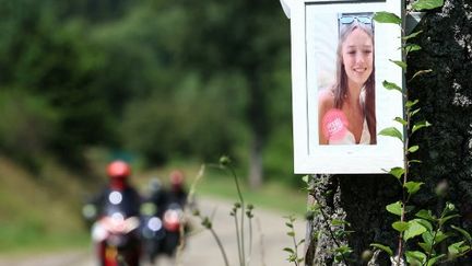 Un portrait de Lina, l'adolescente de 15 ans disparue en septembre 2023, est affichée dans le village de Saint-Blaise-La-Roche (Bas-Rhin), le 30 juillet 2024 (FREDERICK FLORIN / AFP)