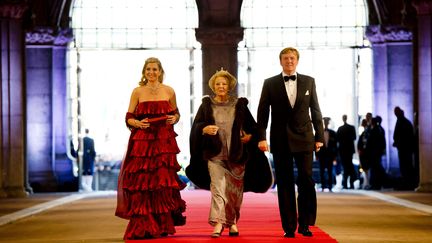 La reine Beatrix des Pays-Bas (C) avec son fils, le prince Willem-Alexander,&nbsp;accompagn&eacute; de son &eacute;pouse, la princesse Maxima, au d&icirc;ner du Mus&eacute;e national &agrave; Amsterdam (Pays-Bas),&nbsp;le 29 avril 2013. (ROBIN UTRECHT / AFP)