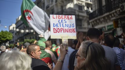 Lors de la manifestation du 4 octobre 2019 à Alger. Comme à chaque fois, les manifestants réclament la libération des détenus arrêtés lors des manifestations. (RYAD KRAMDI / AFP)