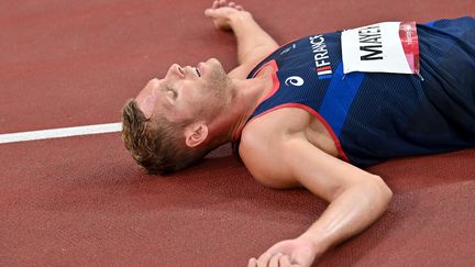 Kevin Mayer était cinquième du décathlon tokyoïte après la première journée d'épreuves, mercredi 4 août. Diminué par un lumbago, le recordman du monde s'est arraché, battant notamment son record personnel au javelot, pour obtenir l'argent, sa deuxième médaille après Rio.&nbsp; (ANDREJ ISAKOVIC / AFP)