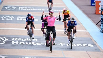 Alison Jackson lors de sa victoire sur Paris-Roubaix, le 8 avril 2023, lors de la troisième édition de l’Enfer du Nord. (DIRK WAEM / AFP)